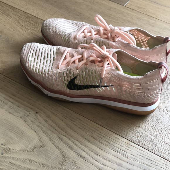 Nike lace up sneakers - Picture 3 of 4